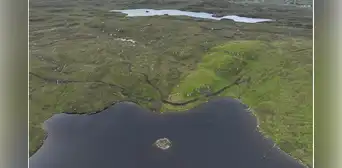 Arqueólogos descubren en Escocia una isla artificial del Neolítico de 5000 años oculta en un lago: más antigua que Stonehenge Arqueólogos descubren en Escocia una isla artificial del Neolítico de 5000 años oculta en un lago: más antigua que Stonehenge