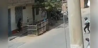 Atacan a tiros a 'Pichón', financista del 'Jorobado', mientras recogía a su hija del colegio en Carabayllo Atacan a tiros a 'Pichón', financista del 'Jorobado', mientras recogía a su hija del colegio en Carabayllo