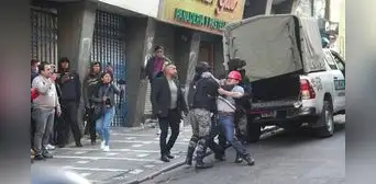 Protestas en Bolivia dejan 13 detenidos después de que manifestantes tomaron rehenes por aumento salarial Protestas en Bolivia dejan 13 detenidos después de que manifestantes tomaron rehenes por aumento salarial