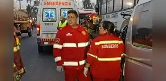 Aparatoso choque entre combi y bus en la Panamericana Sur deja dos muertos y varios heridos en Villa El Salvador