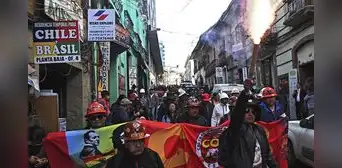 Crisis en Bolivia se agrava con huelga de maestros, 34 bloqueos y turistas varados en La Paz Crisis en Bolivia se agrava con huelga de maestros, 34 bloqueos y turistas varados en La Paz