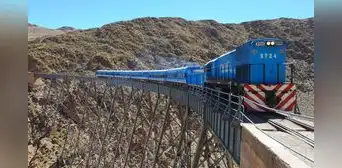 Uno de los trenes más altos del mundo está en un país de América Latina: viaja a más de 4.000 metros de altura Uno de los trenes más altos del mundo está en un país de América Latina: viaja a más de 4.000 metros de altura