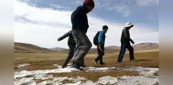 Frío extremo obliga a modificar horarios escolares en colegios públicos y privados en Arequipa