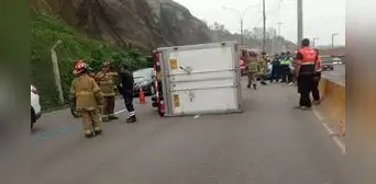 Accidente en la Costa Verde interrumpe tránsito a la altura de playa La Pampilla en Miraflores Accidente en la Costa Verde interrumpe tránsito a la altura de playa La Pampilla en Miraflores
