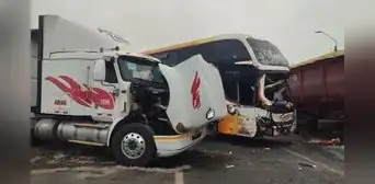 Un bus interprovincial y dos camiones de carga chocan en plena Panamericana Norte, a la altura de Chancay: tráiler intentó dar vuelta en U Un bus interprovincial y dos camiones de carga chocan en plena Panamericana Norte, a la altura de Chancay: tráiler intentó dar vuelta en U