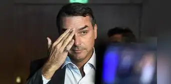 Flávio Bolsonaro queda bajo presión tras audio en el que pide dinero a banquero acusado de fraude millonario en Brasil
