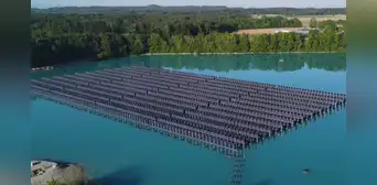 Primera planta de paneles solares flotantes y verticales en un lago revoluciona la energía: produce más electricidad en la mañana y la tarde