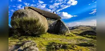 Construida solo con piedras en 1974: la casa en las montañas que desafía la arquitectura moderna y propone vivir desconectado Construida solo con piedras en 1974: la casa en las montañas que desafía la arquitectura moderna y propone vivir desconectado