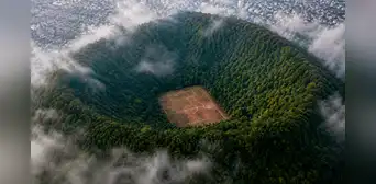 Así se juega al fútbol en el cráter de un volcán de México a más de 2.600 metros: es conocido como la “cancha de los dioses” Así se juega al fútbol en el cráter de un volcán de México a más de 2.600 metros: es conocido como la “cancha de los dioses”