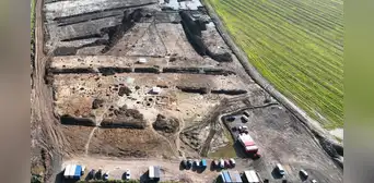 Unos obreros que construían una autopista acabaron descubriendo cientos de tesoros ocultos durante siglos bajo el terreno Unos obreros que construían una autopista acabaron descubriendo cientos de tesoros ocultos durante siglos bajo el terreno
