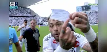 Neymar pierde el control en pleno partido de Santos: árbitro lo sacó por error en el cambio, pero no lo dejó volver Neymar pierde el control en pleno partido de Santos: árbitro lo sacó por error en el cambio, pero no lo dejó volver