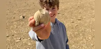 Un niño de 8 años descubre un fragmento de estatuilla romana de 1.700 años de antiguedad mientras hacía senderismo Un niño de 8 años descubre un fragmento de estatuilla romana de 1.700 años de antiguedad mientras hacía senderismo