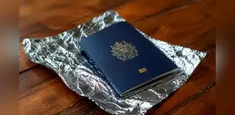 Viajeros frecuentes revelan cómo un simple truco con aluminio ayuda a proteger los pasaportes en los aeropuertos Viajeros frecuentes revelan cómo un simple truco con aluminio ayuda a proteger los pasaportes en los aeropuertos
