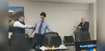Alcalde de Surco, Carlos Bruce, usa pistola eléctrica contra su asesor y desata polémica: “Fue completamente voluntaria”
