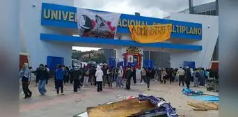Toman la UNA Puno y paralizan clases: rechazan creación de nuevas carreras y denuncian fines políticos Toman la UNA Puno y paralizan clases: rechazan creación de nuevas carreras y denuncian fines políticos