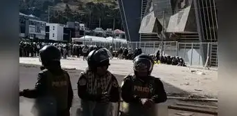 Crisis en la UNA Puno deja estudiantes heridos: Policía ingresó al campus durante toma universitaria Crisis en la UNA Puno deja estudiantes heridos: Policía ingresó al campus durante toma universitaria