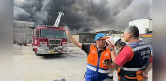 Gigantesco incendio afecta almacén cerca de grifo en Ate Vitarte: más de 20 unidades atienden la emergencia