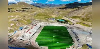 Un misterioso estadio se construye en esta provincia peruana: tiene una inversión de S/10 millones, está en medio de cerros y tendrá capacidad para 2.500 personas Un misterioso estadio se construye en esta provincia peruana: tiene una inversión de S/10 millones, está en medio de cerros y tendrá capacidad para 2.500 personas