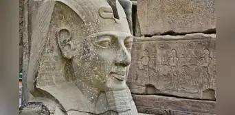 Arqueólogos encontraron después de casi 100 años la parte que le faltaba a una estatua de Ramses II