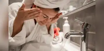 Dermatólogos advierten que lavarse la cara solo con agua no es suficiente: esta es la rutina que debes seguir Dermatólogos advierten que lavarse la cara solo con agua no es suficiente: esta es la rutina que debes seguir