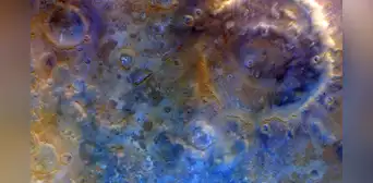 La nave espacial de la NASA captura imágenes de un Marte azulado durante un sobrevuelo a gran velocidad La nave espacial de la NASA captura imágenes de un Marte azulado durante un sobrevuelo a gran velocidad