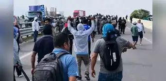Paro agrario indefinido: manifestantes y policías se enfrentan por apertura de vía en Piura Paro agrario indefinido: manifestantes y policías se enfrentan por apertura de vía en Piura