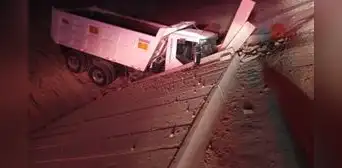 Volquete cae a canal de riego Pasto Grande y provoca corte de agua en zonas agrícolas de Moquegua Volquete cae a canal de riego Pasto Grande y provoca corte de agua en zonas agrícolas de Moquegua