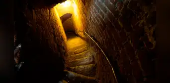 Arqueólogos restauraban una vieja iglesia y descendieron por una escalera olvidada que los llevó a descubrir un recinto oculto