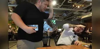 Streamer Kingteka pierde el control y golpea a ‘Bebote’ en Japón por supuesto insulto a su hijo: "¡Qué te ríes!"