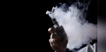 Consumo de vapes o cigarros electrónicos ya superó al cigarrillo tradicional en Perú, pero el riesgo de cáncer y daño irreversible sigue latente Consumo de vapes o cigarros electrónicos ya superó al cigarrillo tradicional en Perú, pero el riesgo de cáncer y daño irreversible sigue latente