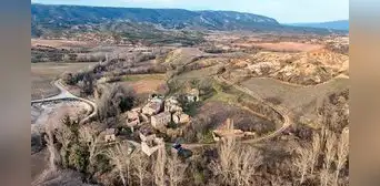 Una pareja compra un pequeño pueblo abandonado desde 1970 en España: la transforman en un refugio ecológico con huertas y paneles solares Una pareja compra un pequeño pueblo abandonado desde 1970 en España: la transforman en un refugio ecológico con huertas y paneles solares
