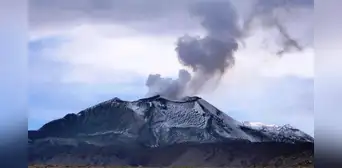 Volcán Sabancaya registra nueva emisión de cenizas en Arequipa: IGP alerta posible afectación a pobladores Volcán Sabancaya registra nueva emisión de cenizas en Arequipa: IGP alerta posible afectación a pobladores