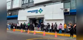 Largas colas por trámite presencial y sin citas en Migraciones: ciudadanos esperan horas para obtener pasaportes Largas colas por trámite presencial y sin citas en Migraciones: ciudadanos esperan horas para obtener pasaportes