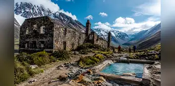 El hotel abandonado a 24 km del accidente de 'La sociedad de la nieve' que hoy es refugio para visitantes del memorial en los Andes El hotel abandonado a 24 km del accidente de 'La sociedad de la nieve' que hoy es refugio para visitantes del memorial en los Andes