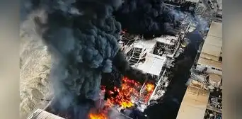 Feroz incendio en fábrica de químicos moviliza a más de 20 unidades de Bomberos en Lurín Feroz incendio en fábrica de químicos moviliza a más de 20 unidades de Bomberos en Lurín