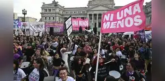 “Ni una menos”: miles marchan en Argentina por el feminicidio de una menor de 14 años y denuncian los recortes de Milei “Ni una menos”: miles marchan en Argentina por el feminicidio de una menor de 14 años y denuncian los recortes de Milei