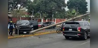 Aparatoso accidente en Surco: camioneta impacta contra poste y estructura cae sobre otro vehículo Aparatoso accidente en Surco: camioneta impacta contra poste y estructura cae sobre otro vehículo