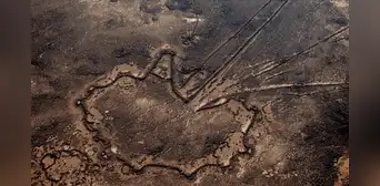 Los arqueólogos llevan décadas observando unas misteriosas estructuras gigantes en medio del desierto y aún no saben para qué sirvieron Los arqueólogos llevan décadas observando unas misteriosas estructuras gigantes en medio del desierto y aún no saben para qué sirvieron