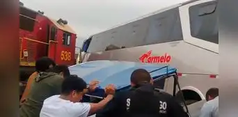 Choque entre tren y bus genera fuerte tráfico en la Carretera Central: siniestro moviliza 4 unidades de bomberos Choque entre tren y bus genera fuerte tráfico en la Carretera Central: siniestro moviliza 4 unidades de bomberos