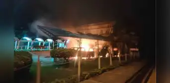 Caos en la Universidad de Ucayali: alertan ingreso de sujetos y quema de vehículos en plena toma estudiantil Caos en la Universidad de Ucayali: alertan ingreso de sujetos y quema de vehículos en plena toma estudiantil