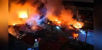 Voraz incendio en Barrios Altos consume una antigua quinta y afecta a 10 familias del Centro de Lima Voraz incendio en Barrios Altos consume una antigua quinta y afecta a 10 familias del Centro de Lima