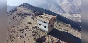 Esta misteriosa casa en un cerro de Comas lleva 10 años abandonada: tiene tres pisos, sótano y un cerco eléctrico
