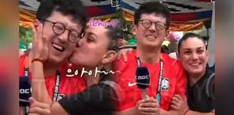 Mundial 2026: periodista coreano que es sorprendido por una fanática mexicana en plena transmisión se vuelve viral