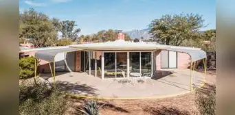 La casa construida en los años 50 que se adelantó décadas a la arquitectura sostenible y hoy sigue siendo un referente mundial de eficiencia bioclimática