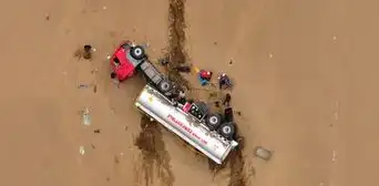 Pasamayo: camión cisterna con combustible cae a abismo de 100 metros tras choque con tráiler Pasamayo: camión cisterna con combustible cae a abismo de 100 metros tras choque con tráiler