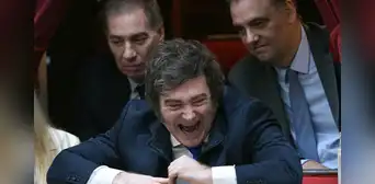 Javier Milei respalda a Manuel Adorni y su cuestionada declaración que involucra la evasión y el ahorro en negro Javier Milei respalda a Manuel Adorni y su cuestionada declaración que involucra la evasión y el ahorro en negro