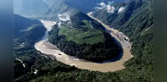 China busca controlar la naturaleza a 4.500 metros sobre el nivel del mar: construye una megarepresa que generará 300 teravatios al año China busca controlar la naturaleza a 4.500 metros sobre el nivel del mar: construye una megarepresa que generará 300 teravatios al año
