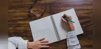 La psicología explica cuáles son los beneficios de las personas que escriben a mano y por qué mejoran su capacidad de análisis y memoria La psicología explica cuáles son los beneficios de las personas que escriben a mano y por qué mejoran su capacidad de análisis y memoria