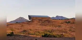 Construyen un gigantesco monolito de acero que funcionará como la "caja negra de la Tierra" y registrará el posible fin de la humanidad