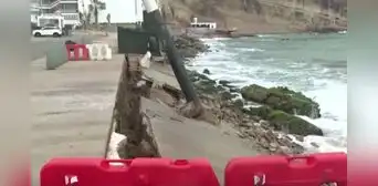 Cierran la playa La Herradura en Chorrillos tras colapso de parte del malecón por fuerte oleaje